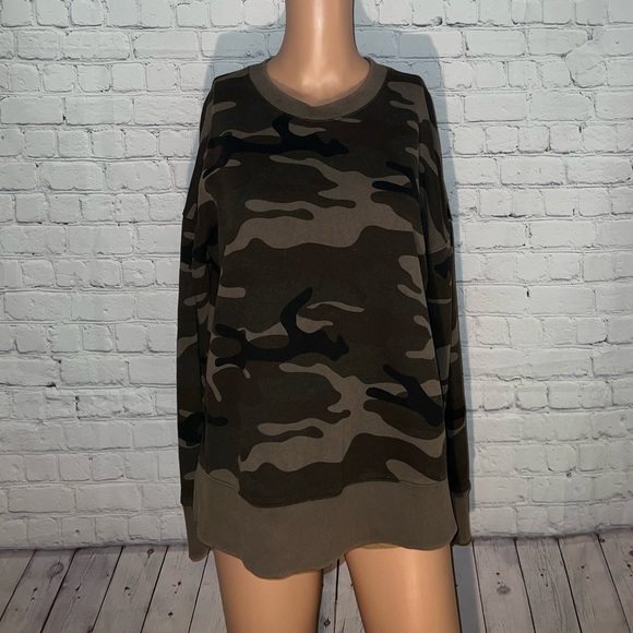 Time and Tru Tops - Time and Tru Dark Green Camouflage Sweatshirt size S